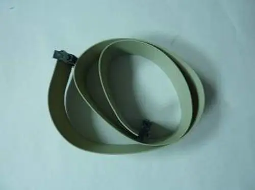 Bandkabel in einer geschlungenen Form, möglicherweise für elektrische Verbindungen, präsentiert von Remeha.